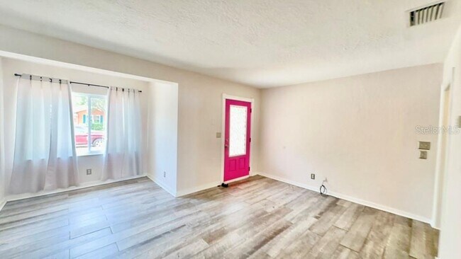 Building Photo - 332 Buena Vista Dr S