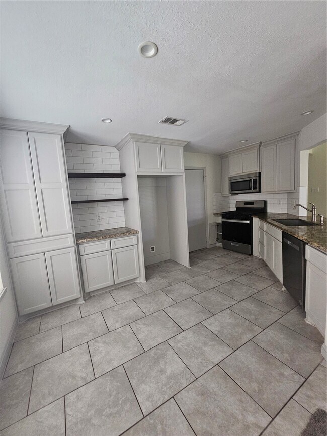 Building Photo - 3206 Pebble Lake Dr