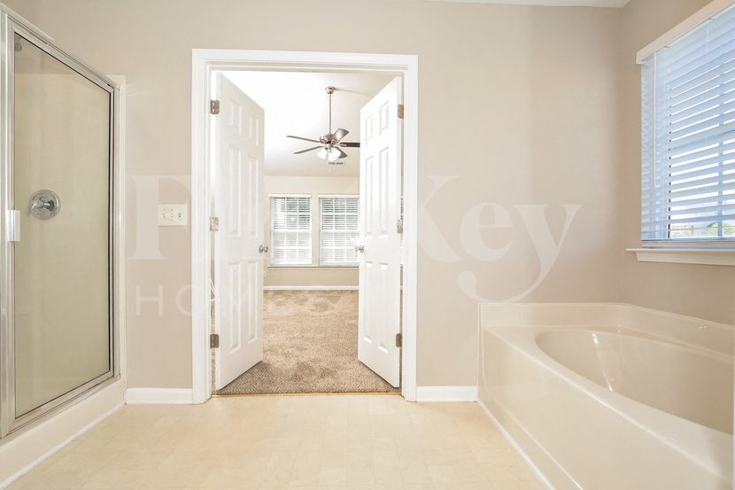 Building Photo - 1562 Pondhaven Dr