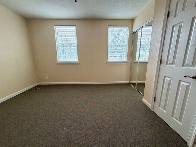 Building Photo - 1668 E Walnut Ln