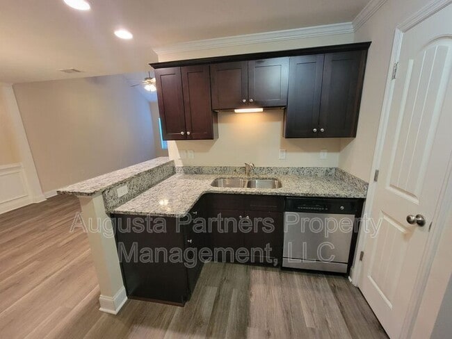 Building Photo - 640 Vista Dr