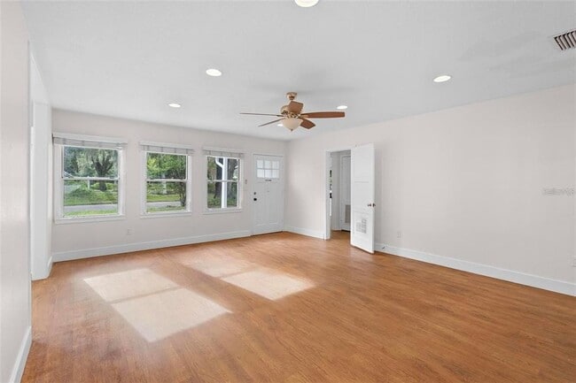Building Photo - 605 N Amelia Ave
