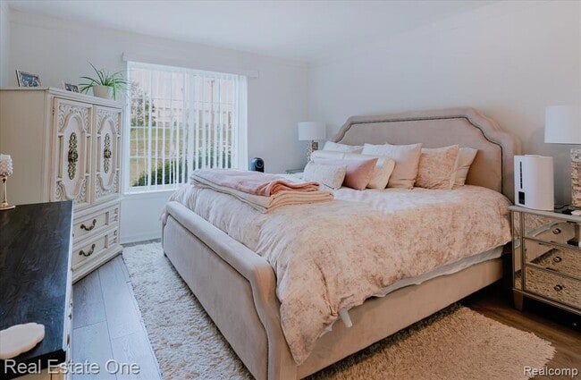 Building Photo - 430 Fox Hills Dr S