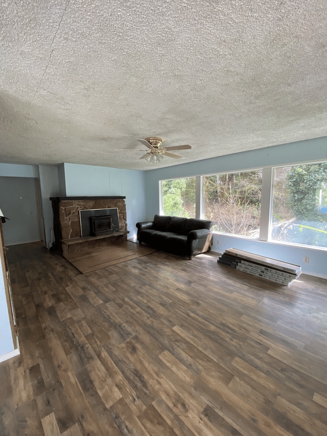 Building Photo - Creekside 1-Bedroom Home in Allyn with Bonus Room and Fireplace