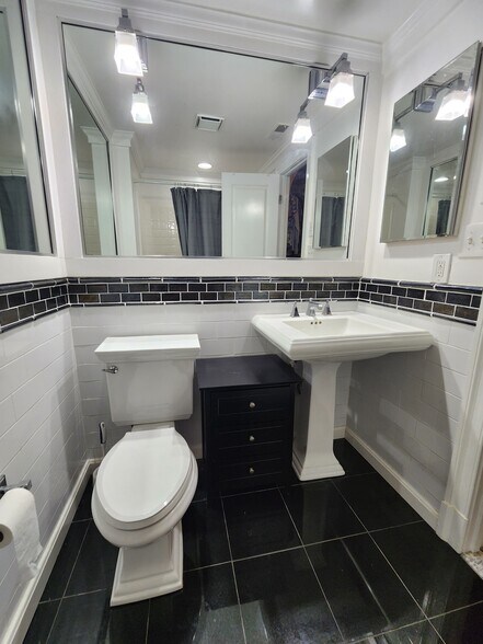 Building Photo - 8 Andrew Pl