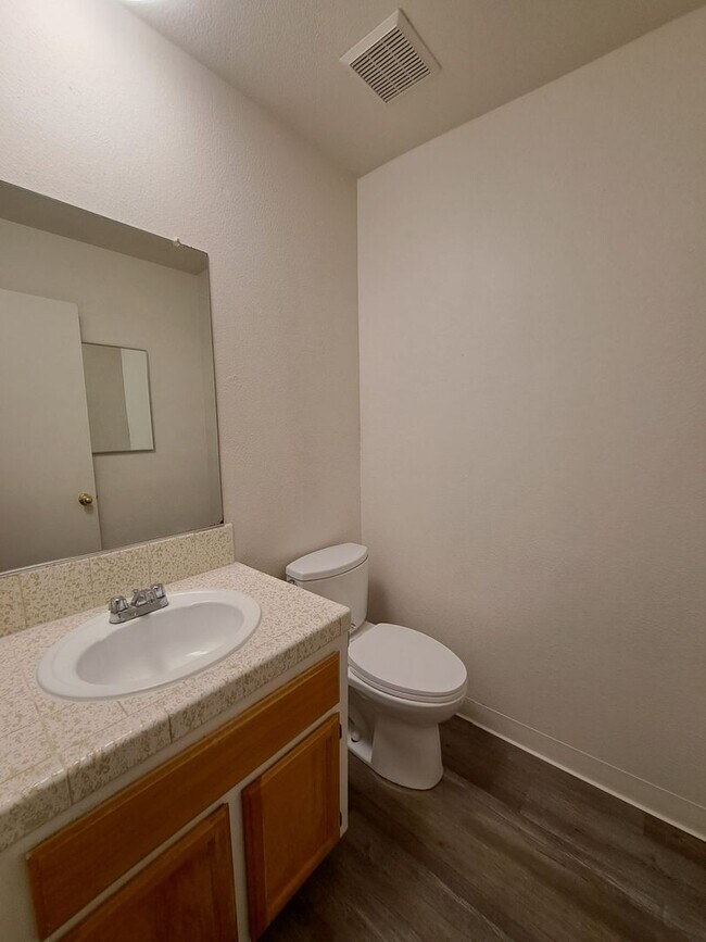 Building Photo - Charming 2-Bedroom Townhome in Fresno – Spacious Layout, Modern Kitchen & Community Amenities!