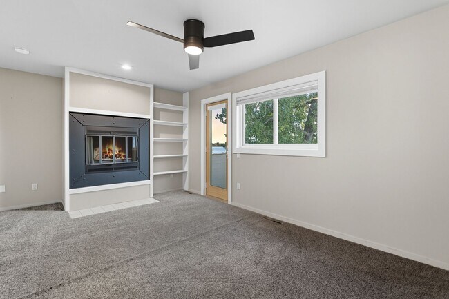 Building Photo - Lakeside living in 3-bedroom, multi-story ...