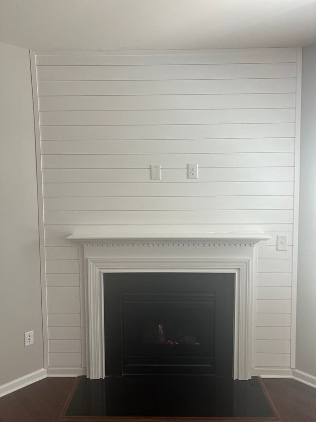 Building Photo - Welcome to this move-in ready, spacious ho...