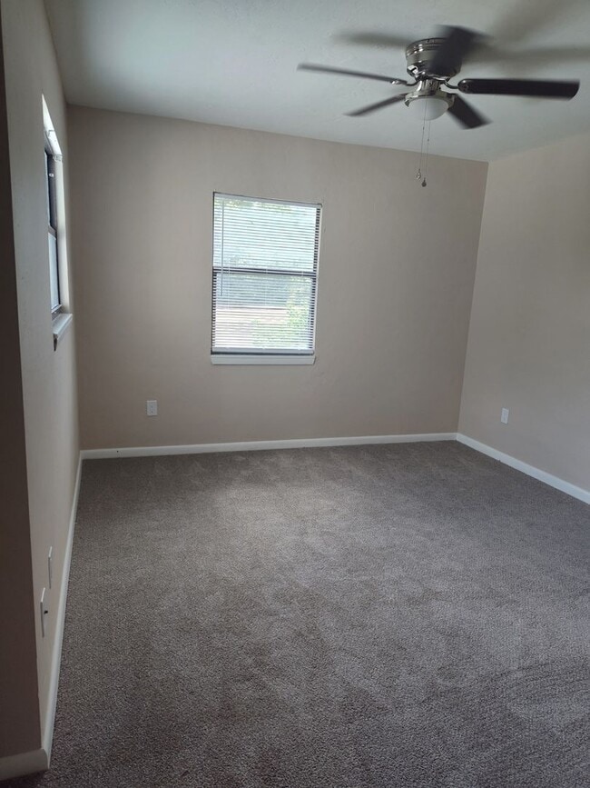 Building Photo - Updated 2BR/2.5BA Townhome w/ Office + Gar...