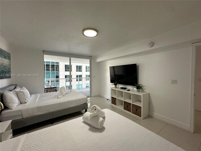 Building Photo - 1200 Brickell Bay Dr