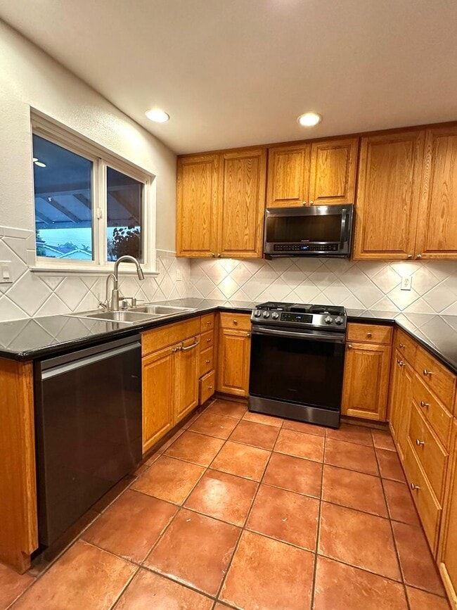 Building Photo - Beautifully updated 4 bedroom home in Gole...