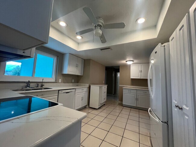 Building Photo - Annual ** Newly Renovated ** 3 Bedroom / 2...