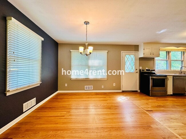 Building Photo - Three Bedroom Home in Overland Park w/ Wood Floors, Finished Basement, and a Fenced Yard!