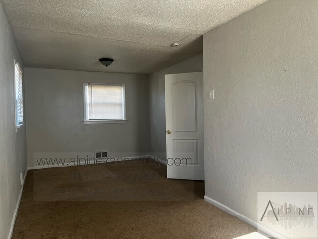 Building Photo - Spacious Vineyard Ranch, Fenced, Deck!