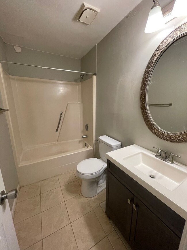 Building Photo - This Adorable 2 bedroom 2 bath duplex is l...