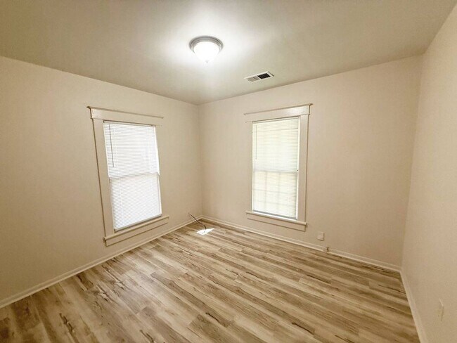 Building Photo - 446 Buntyn St