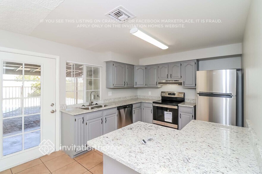 Building Photo - 5552 W Carol Ave