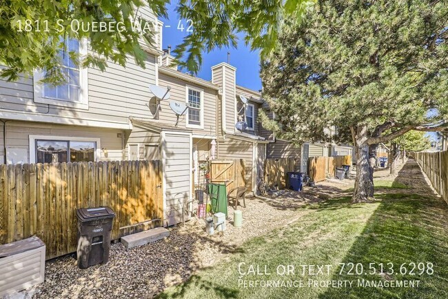 Building Photo - Freshly updated 2 Bed Townhome