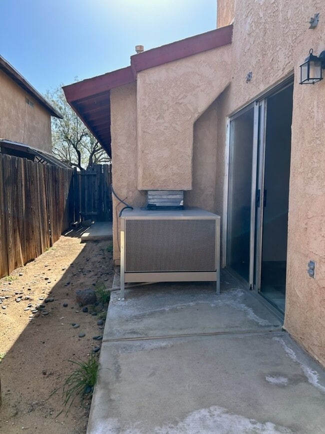 Building Photo - 1017 W Perdew Ave