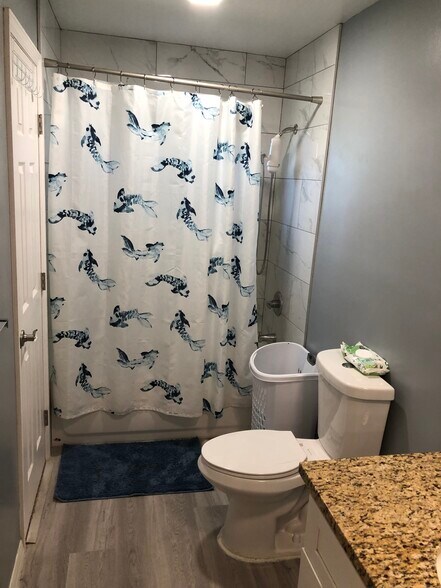 Shared bath - 5643 Minute Man Ct