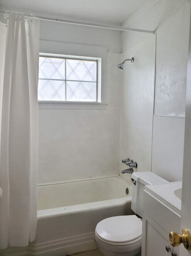 Building Photo - 231 Lincoln Dr
