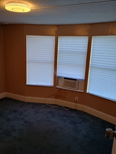 Building Photo - 144 SE Guinevere Ct