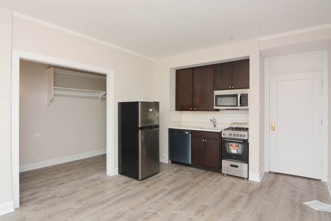 Building Photo - 3335 W Diversey Ave