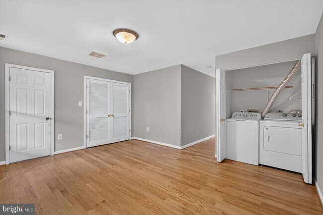 Building Photo - 2432 Clover Field Cir