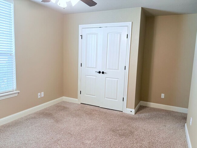 Building Photo - Large four bedroom home in Edmond