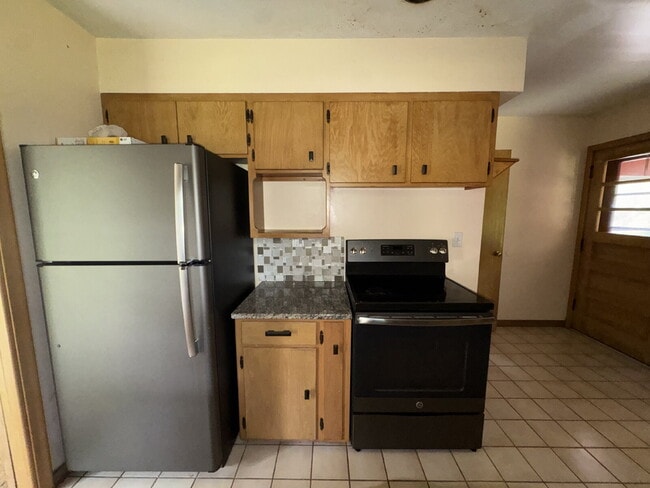 Building Photo - 3BR/1BA in Roseville Featuring A Sprawling Fenced Yard & An Attached Garage