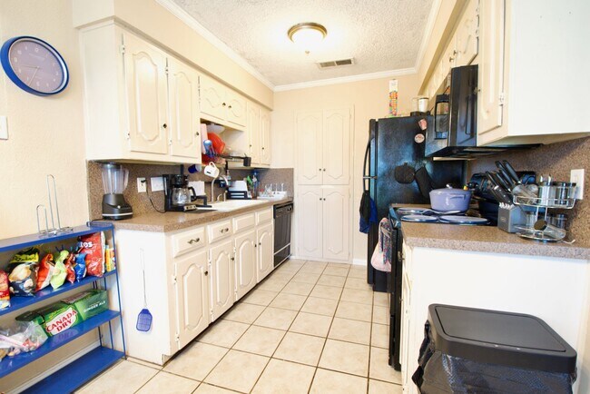 Building Photo - Centrally Located 1 Bedroom Unit