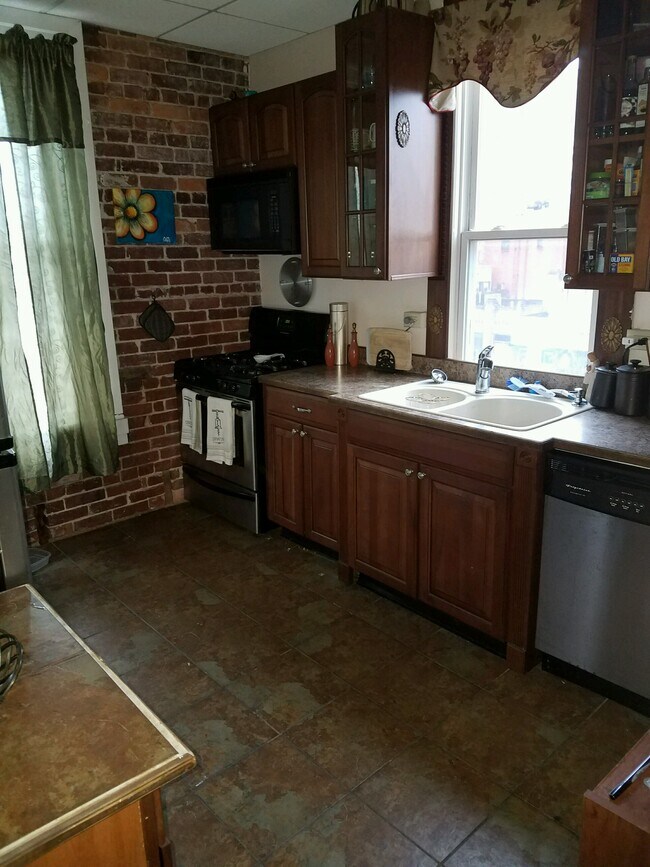 Building Photo - 222 Pleasant St