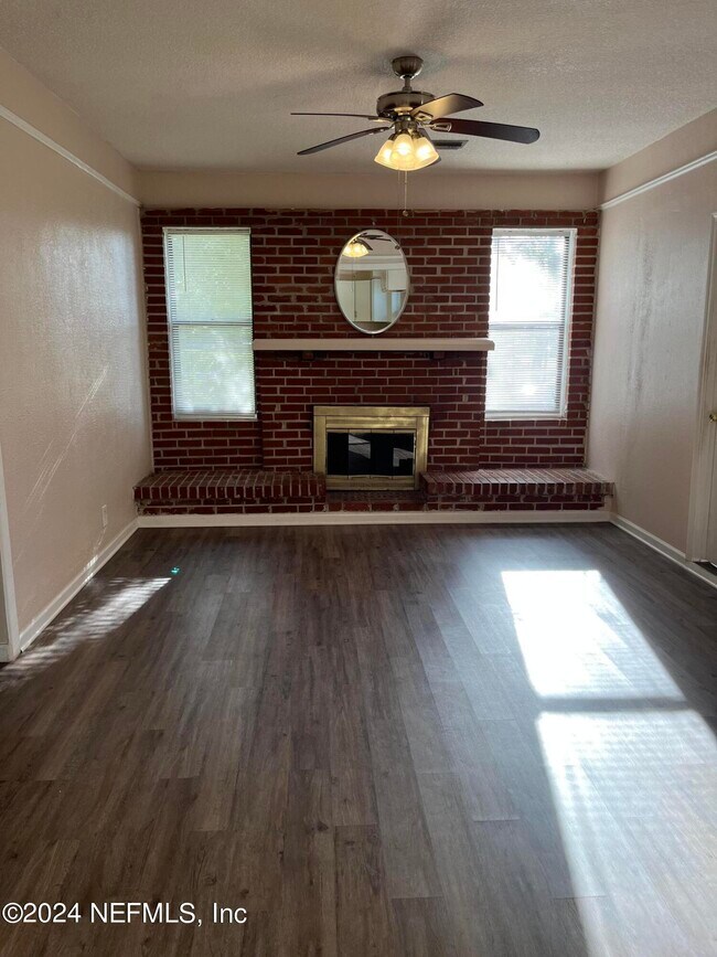 Building Photo - 5105 Hollycrest Dr