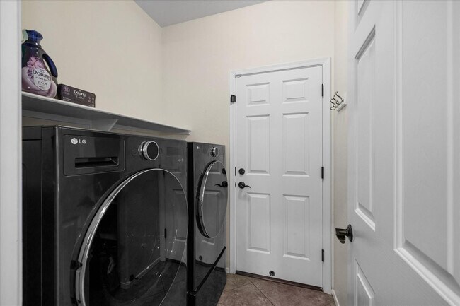 Building Photo - 3437 E Mesquite St