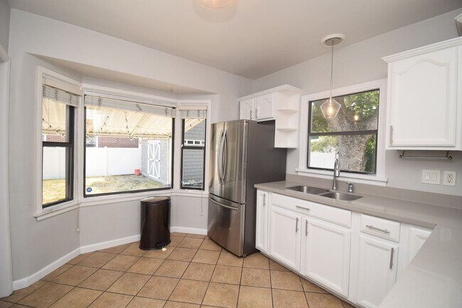 Building Photo - Unique 6 Bedroom Home in Midvale!