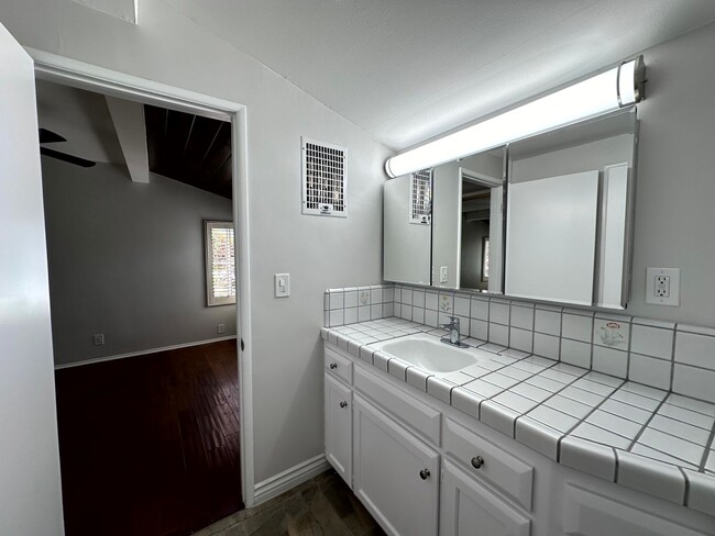 Building Photo - ***MOVE-IN SPECIAL 2 WEEKS FREE RENT***Fan...