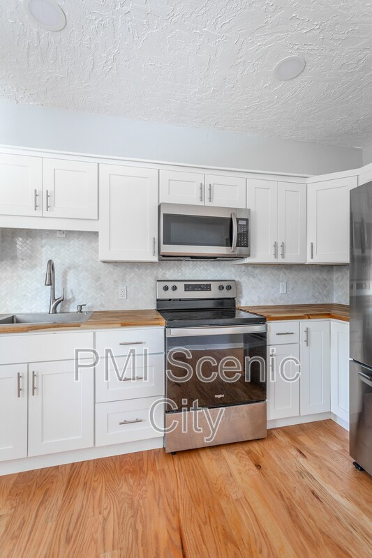 Building Photo - 2508 Woodfin Ave