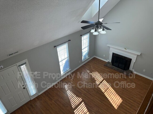 Building Photo - 12115 Landing Green Dr