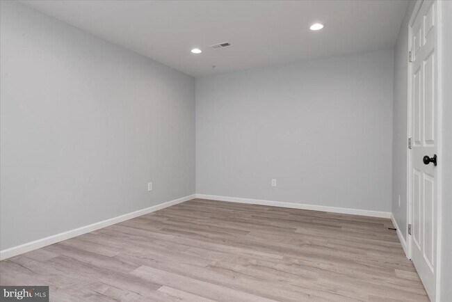 Building Photo - 806 Lynwood Ln