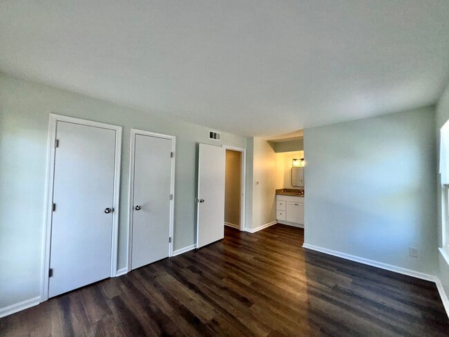 Building Photo - Just Updated & Ready NOW! A Pet Friendly H...