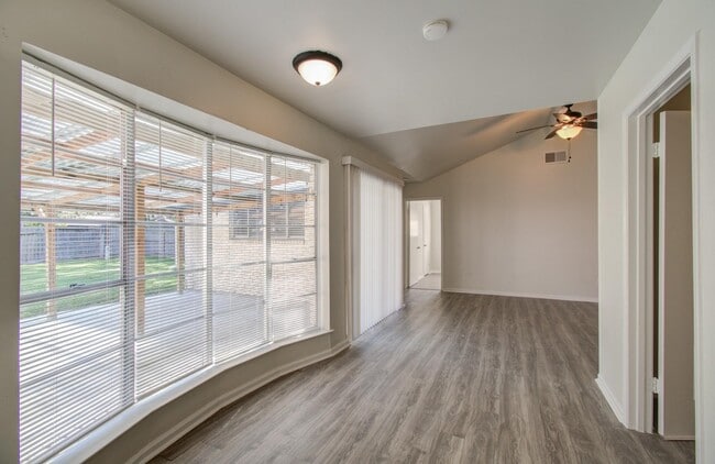 Building Photo - 15611 La Casa Ln