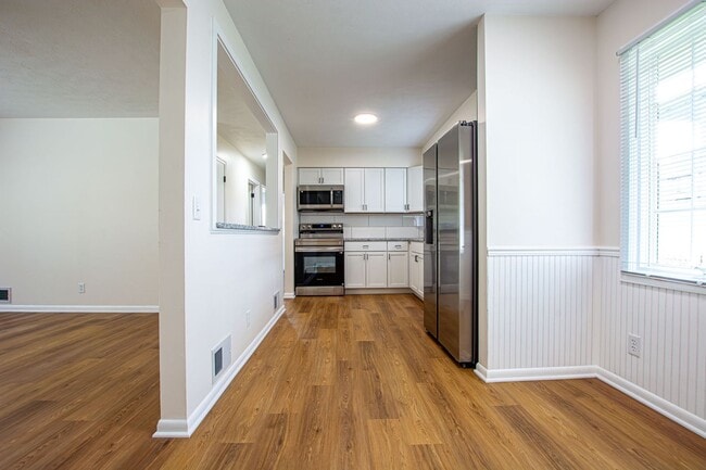 Building Photo - 3 Bedroom / 2 Bath Home with Finished Basm...