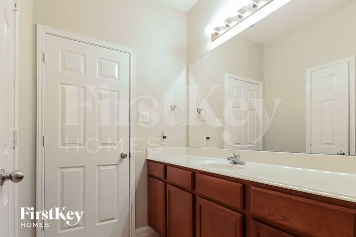 Building Photo - 325 Meadow Ridge Dr