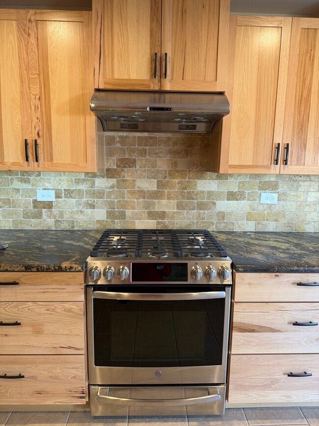 Building Photo - 585 Leahy Cir