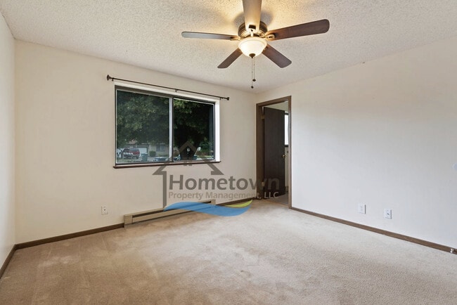 Building Photo - Great 3 Bedroom 2 Bath Duplex with Garage ...