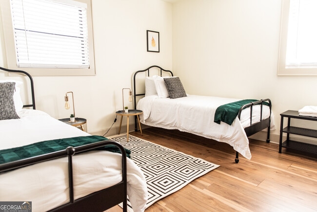 Building Photo - 907 White St SW