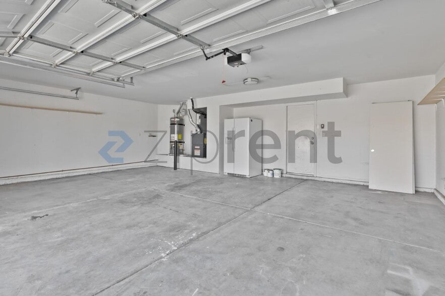 Building Photo - Unit