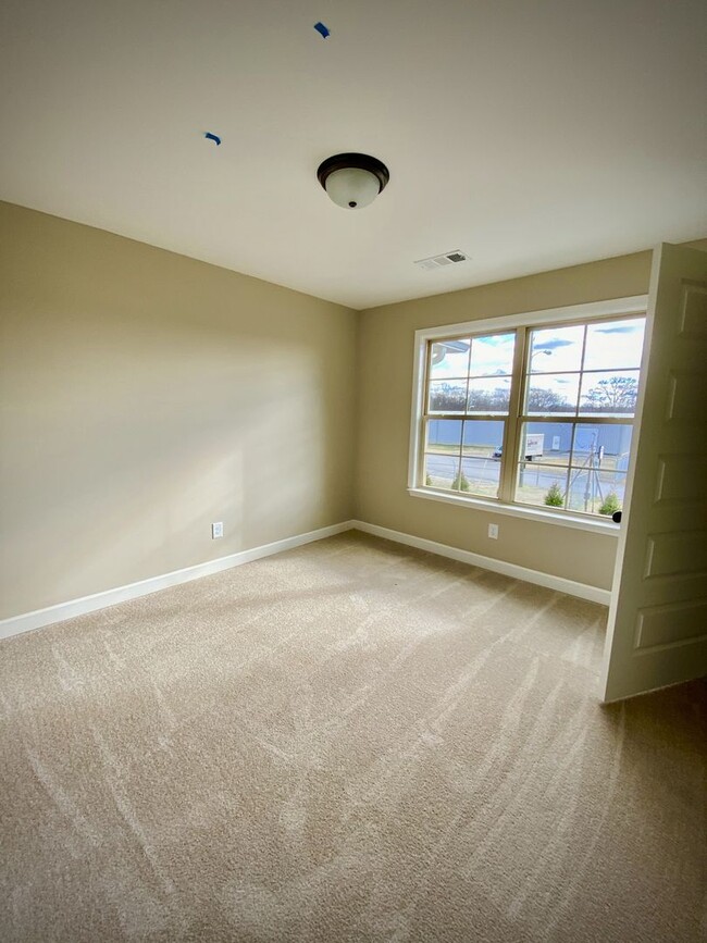Building Photo - Townhome with 3 Bed/2.5 Bath w 1 Car Garag...