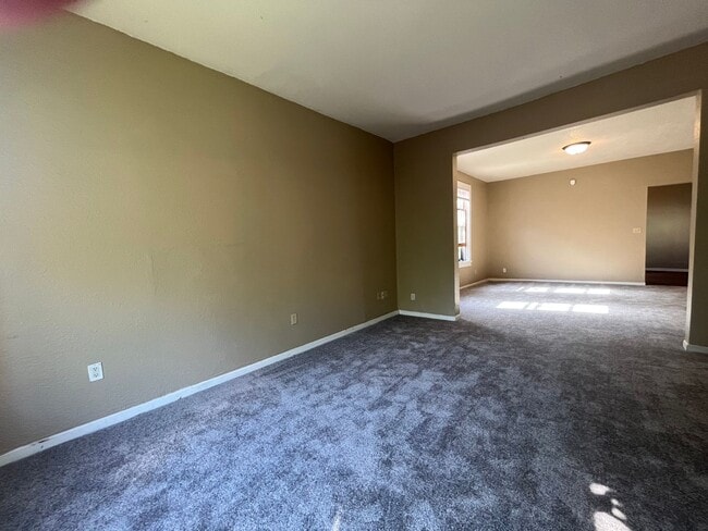Building Photo - St. Paul home in Great Dayton's Bluff area