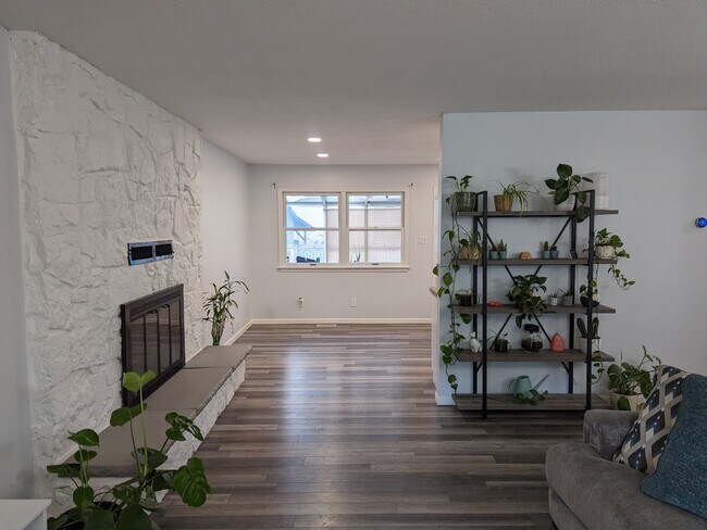 Building Photo - 2560 SW Belle Ave